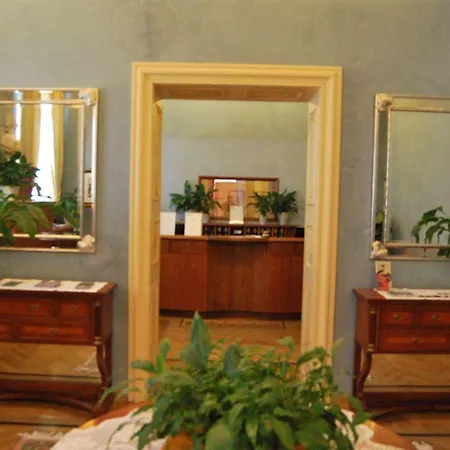 Grand Entourage - Palazzo Strassoldo Hotel