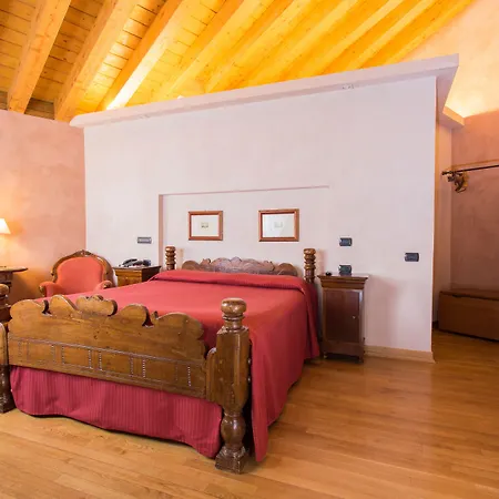 Grand Entourage - Palazzo Strassoldo Hotel