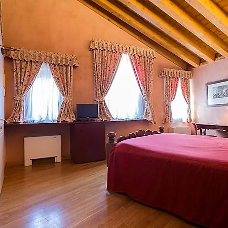 Hotel Grand Entourage - Palazzo Strassoldo 4*