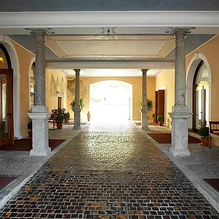 Grand Entourage - Palazzo Strassoldo Hotel