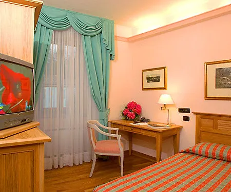 Grand Entourage - Palazzo Strassoldo 호텔 4*